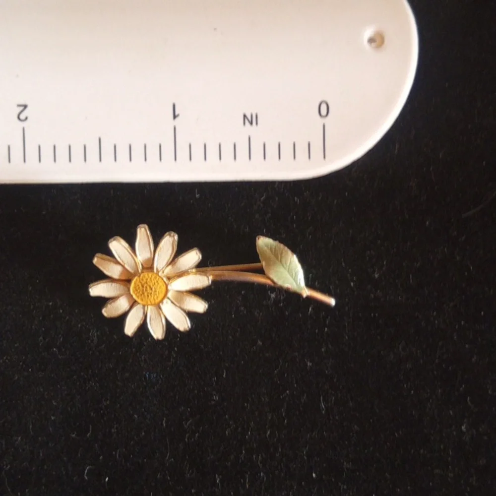 Gold Tone and White Daisy Brooch
